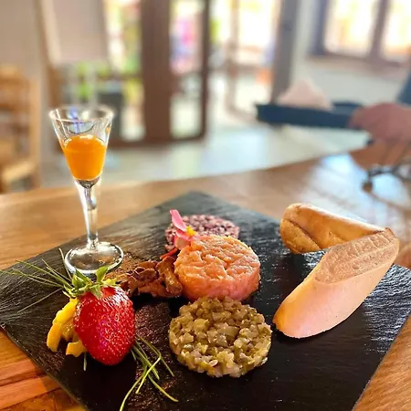 Kompleks Gastronomiczno Hotelowy Tahiti Rowy (Pomerania)